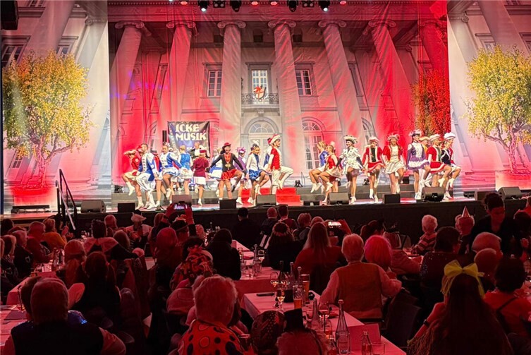 Gardetanz auf der Bühne der Rhein-Mosel-Halle beim bunten Nachmittag für Alt und Jung. Foto: Stadt Koblenz/Thomas Putz