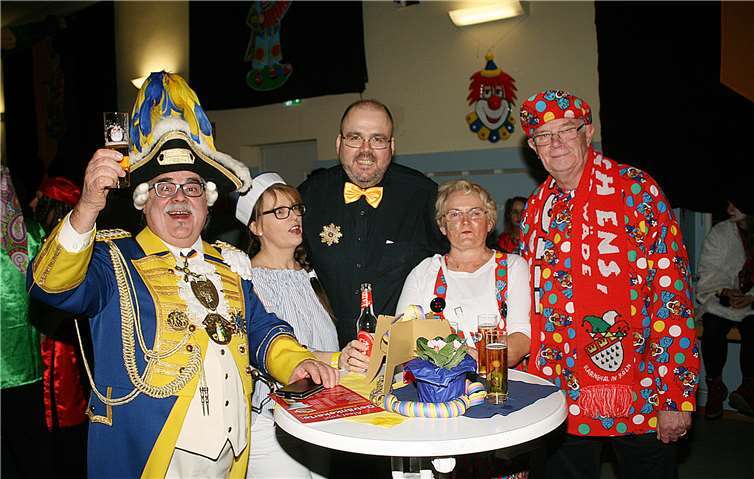 Gardisten und kostümierte Besucher waren schnell in Feierlaune.