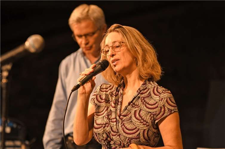 Garniert wurde die instrumentale Vielfalt mit der gefühlvollen, unprätentiösen und leidenschaftlichen Stimme von Sängerin Eva Mayerhofer.