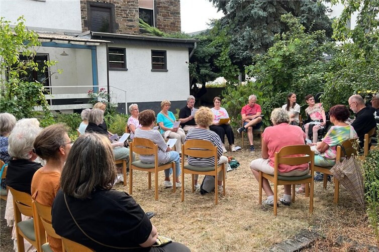Garten-Gottesdienst-Besucher