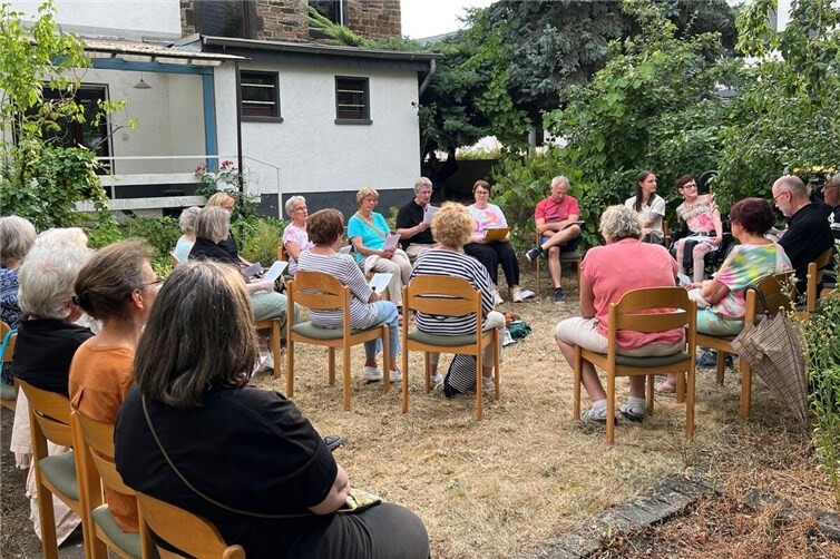 Garten-Gottesdienst-Besucher