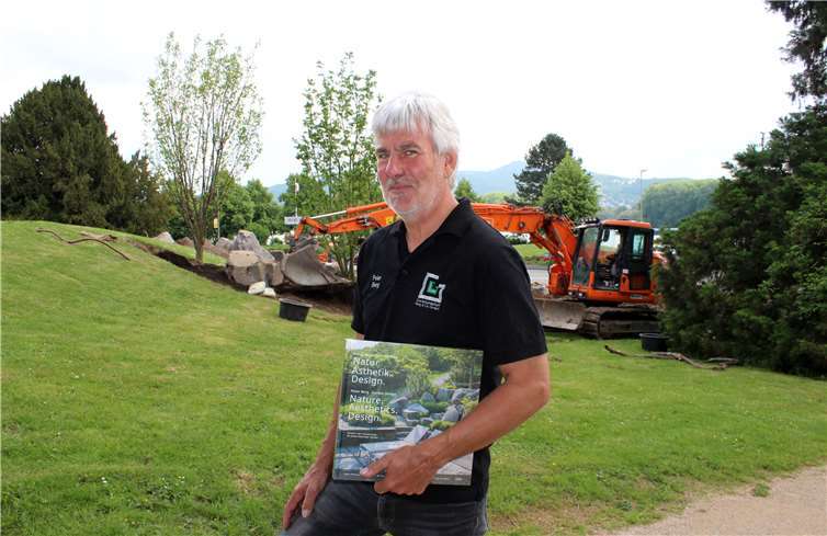 Gartendesigner Peter Berg vor dem Bereich vor dem neu anzulegenden Außenbereich unterhalb des Bahnhofs.HG