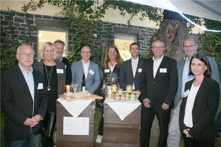 Gartenexpertin Heike Boomgaarden (Mitte) wird von den Verantwortlichen der Business Lounge im Fachzentrum Bienen und Imkerei begrüßt. Fotos: WE