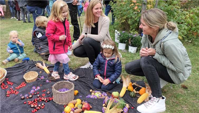 Kinder, Eltern und Lehrer-innen hatten ihre helle Freude beim Gartenfest Gartenfest Erwachsene wie Kinder hatten ihre Freude an der Mandalagestaltung.