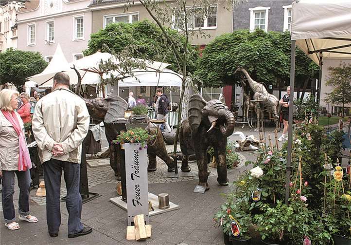 Gartenfreunde bestaunten nicht nur die unterschiedlichsten Rosen, sondern auch äußerst schwergewichtige Accessoires.