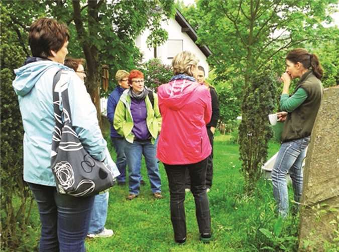 Gartenplanerin Regine Eckenroth und die Teilnehmerinnen des zweiten gärtnerischen Praxistages in Keldung.privat