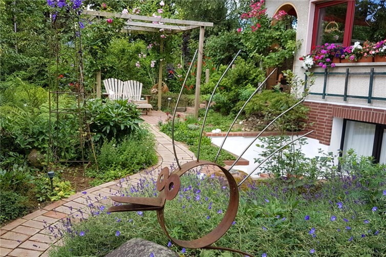Gartensitzplatz im Rosenpavillon
