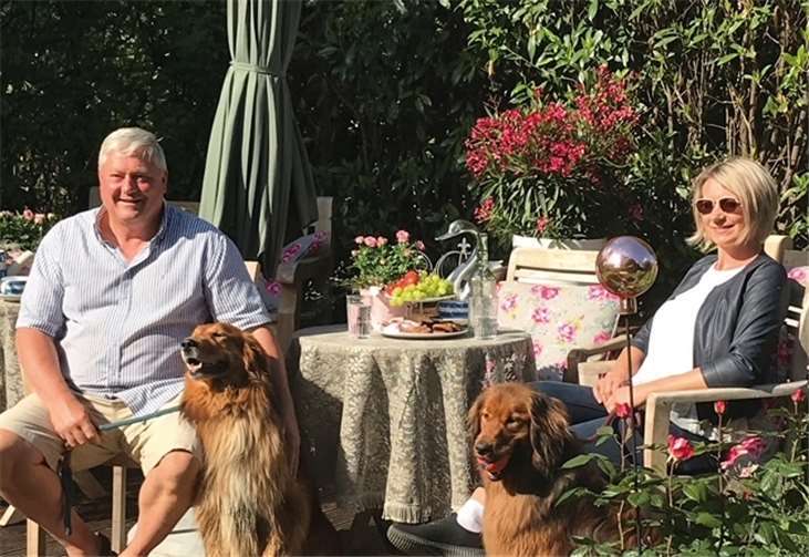 Gary Blackburn mit seiner Frau Monika im hübsch angelegten Garten.
