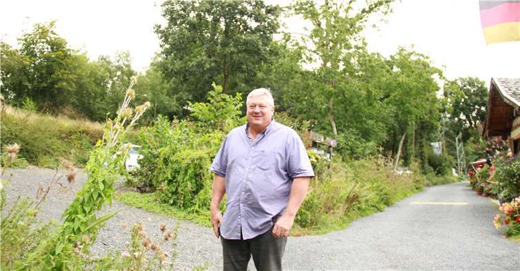 Gary Blackburn schlägt der Gemeinde einen Tausch vor: den Wanderweg, den er vor acht Jahren erworben hat und der hier hinter ihm rechts verläuft, gegen den Gebietsstreifen am Bahndamm, der links erkennbar ist. Fotos: KBL