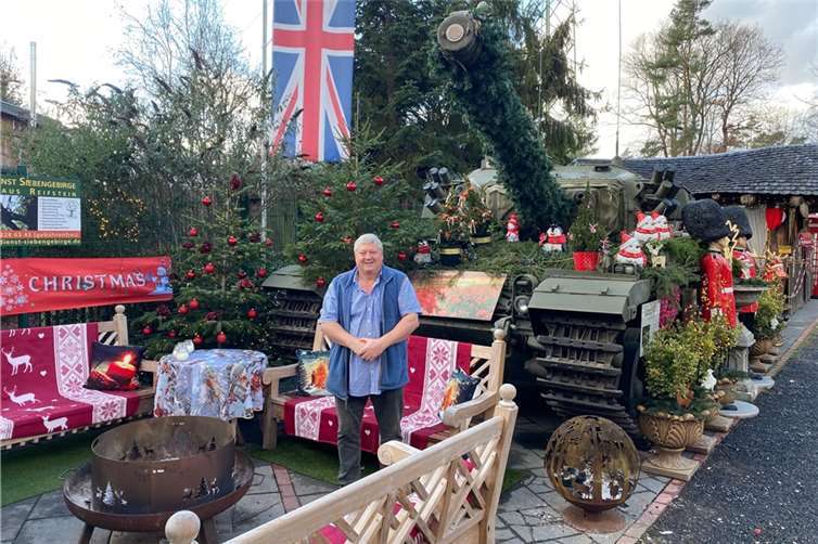 Gary Blackburn vor dem weihnachtlich geschmückten Panzer. Fotos: privat