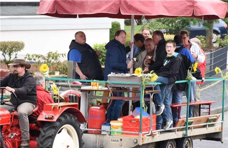 Gasgrill und Bierzapfanlage hattendie Alten Burschen auf ihrem Festwagen installiert.