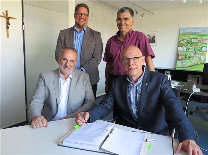 Gasnetzkonzessionsvertrag unterzeichnet: (vorne v.l.n.r.) Bürgermeister Jörg Schmitz und Kai Birkner sowie (hinten v.l.n.r.) Swen Christian und Volker Strehl.Foto: Gemeinde Wachtberg/mm