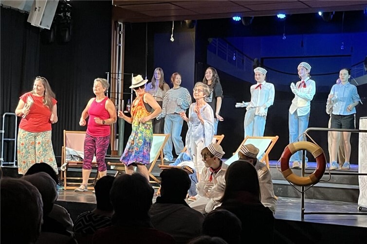 Gassenhauer wie „Ich will keine Schokolade“ peppen die Handlung auf. Unterstützt wird das Best-Ager-Ensemble der Jungen Bühne Lahnstein von Akteurinnen und Akteuren der Erwachsenen-, Jugend- und Kindergruppen. Foto: Michaela Cetto