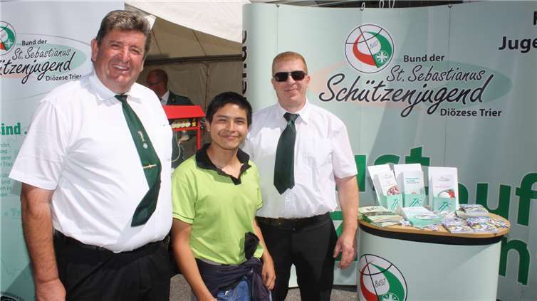 Gastfreundschaft bei den Schützen. Man bietet jungem Besuch aus Südamerika eine Urlaubsunterkunft.