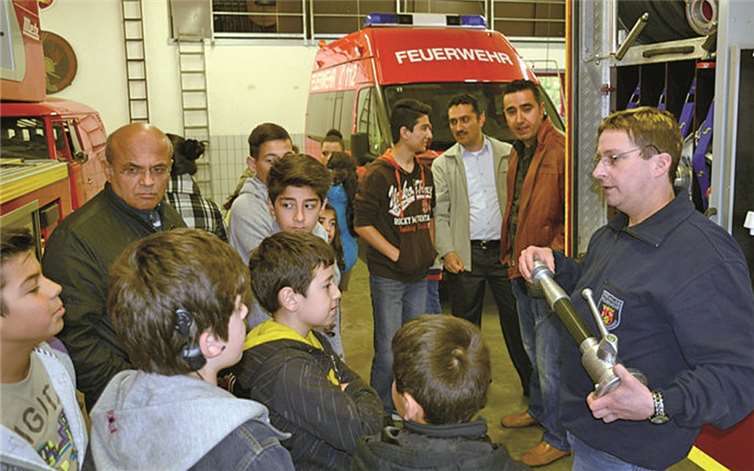 Gastgeber Dirk Schorn erläutert die Funktionsweise des Spritzenkopfs. Frank Bliss