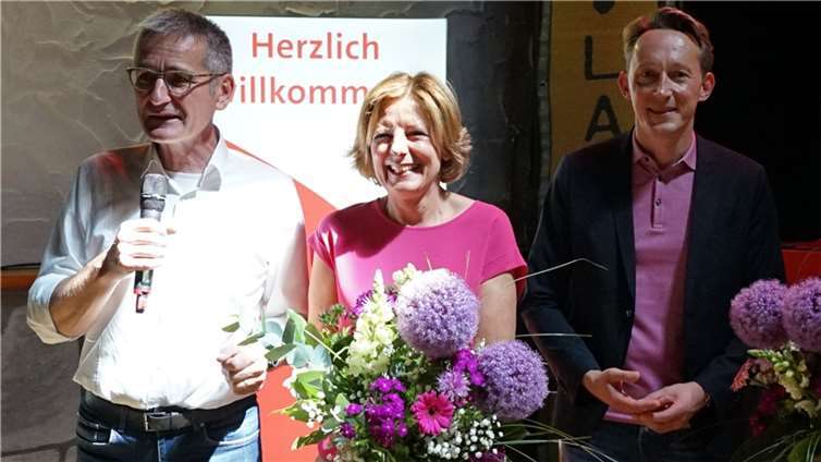 Gastgeber Hendrik Hering, Vorsitzender des SPD Regionalverbands Rheinland, mit Ministerpräsidentin Malu Dreyer und SPD-Generalsekretär Marc Ruland (v. l.). Foto: Benjamin Kastner