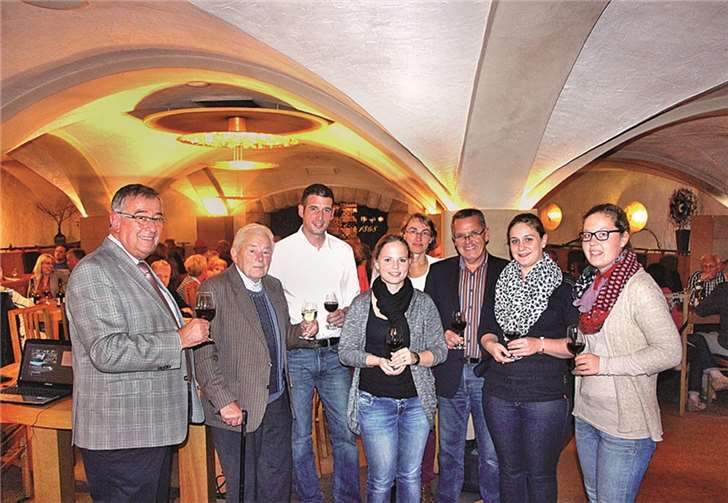 Gastgeber, Weinköniginnen und Referenten des Gesprächskreises. privat