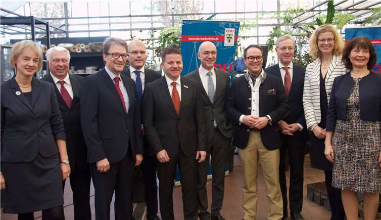Gastgeber und Ehrengäste beim CDU-Neujahrsempfang (von links): Ariane Stech, Siegfried Schwaner, Stadtverbandsvorsitzender Rainer Friedrich, Landtagsabgeordneter Oliver Krauß, Bürgermeisterkandidat Holger Jung, Bürgermeister Bert Spilles, Fraktionsvorsitzender Joachim Kühlwetter, Bundestagsabgeordneter Norbert Röttgen, Carolin Norden und Sabrina Gutsche. Foto: privat