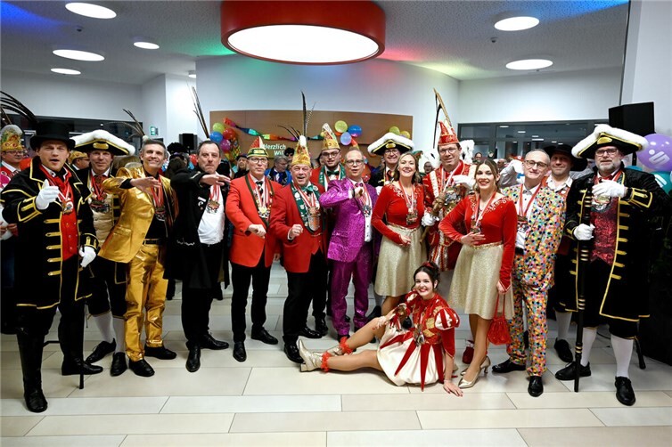 Gastgeber und Gäste des Karnevalsemfangs im Haupthaus der Kreissparkasse Mayen in der St.-Veit-Straße schunkelten gemeinsam mit dem Mendiger Prinzen und seinem Hofstaat zu karnevalistischen Liedern, staunten über tänzerische Darbietungen und Gesangsbeiträgen aus den Reihen des KSK-Teams.