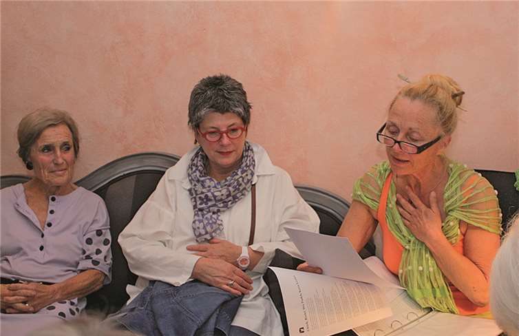 Gastgeberin Monika Clever (rechts) „wollte ein Eisbär sein“.Gemeinde Wachtberg