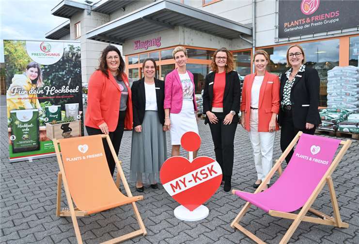 Gastgeberinnen und Referentinnen freuten sich über eine rege Teilnahme beim Female Finance Day der KSK Mayen in Kooperation mit Presto Humus/ Plant & Friends in Plaidt. Von links: Alexandra Menge (Leiterin Kommunikation/Marketing und Vertrieb Fachhandel bei Presto Humus GmbH / Plants and Friends, Sandra Bast, Adriana Richter, Anna Reimann, Judith Sauerborn und Christina Kipping. Foto: KSK Mayen/ Ralph Künzel