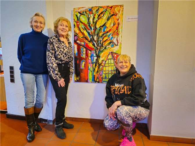 Gastkünstlerin Oksana Schlange mit Eva-Maria Kreuter und Angelika Castelli.  Foto: Werner W. Steber