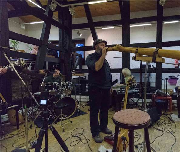 Gastmusiker Marco Rech von M.T. Wizzard verstärkte Slaves to the Rhythm mit einem Didgeridoo.  CEW