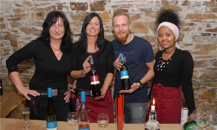 Gastwirtin Susanne Chlebowski (links) und ihr Team sorgten in den Singpausen für die notwendige Stärkung der Teilnehmer mit erfrischenden und belebenden Getränken.