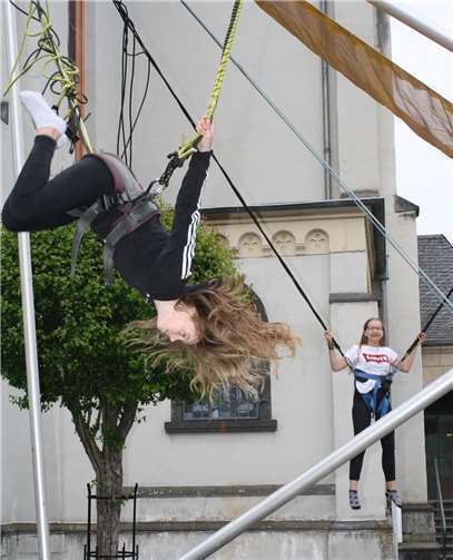 Gaudi für die Kids. Auf dem Marktplatzwar unter anderem ein Bungee-Trampolin aufgebaut.