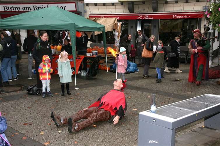 Gaukler Hubertus begeisterte in den Straßen nicht nur mit seinen Jonglierkeulen....