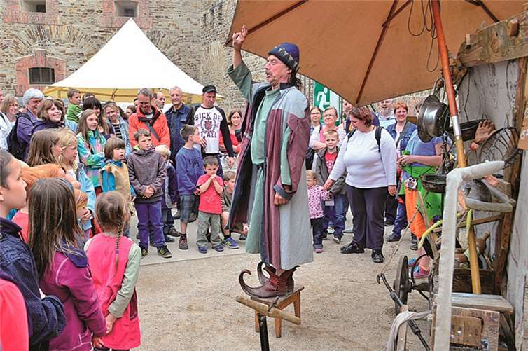 Gaukler Lutzelot beeindruckte die Zuschauer mit flotten und weisen Sprüchen.