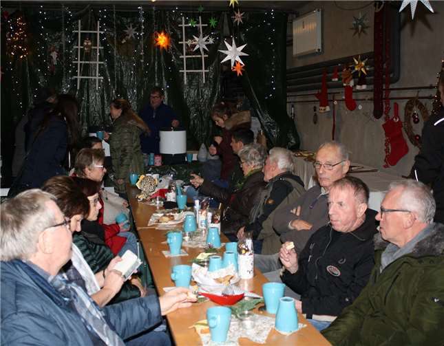 Gaumenfreuden in flüssiger und fester Form ließen sich die Besucher unter installiertem Sternenzauber schmecken.  -TE-