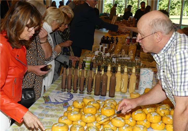 Gaumenfreuden wohin man auch schaute. Auch Mechthild Heil, MdB verschaffte sich einen Überblick.