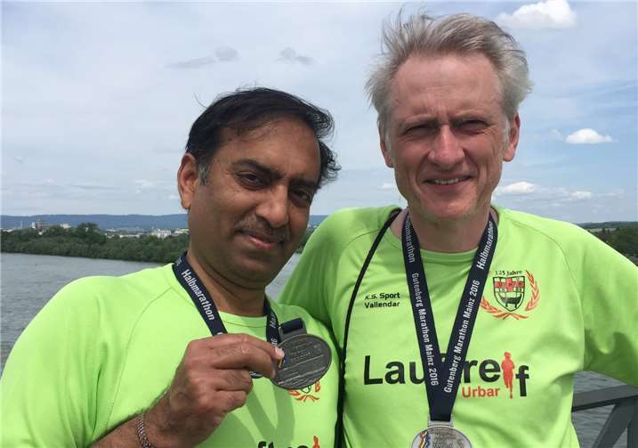Gaurav und Udo mit verdienter Finishermedaille in Mainz.