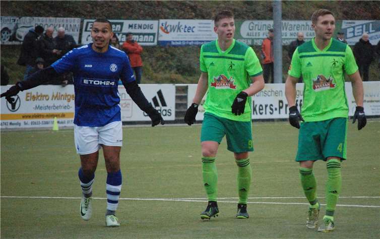 Geänderte Vorzeichen: Während Marcel Berg (rechts) seine muskulären Probleme überwunden hat, muss Nachwuchsstürmer Mats Weiler (Mitte) wegen einer Bänderverletzung pausieren.