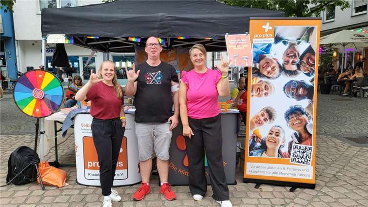 Gebärdensprachdolmetscherinnen, Glücksrad und Pride-Merchandise begeistern Besucher. Fotos: Pro plus Rheinland-Pfalz e.V.