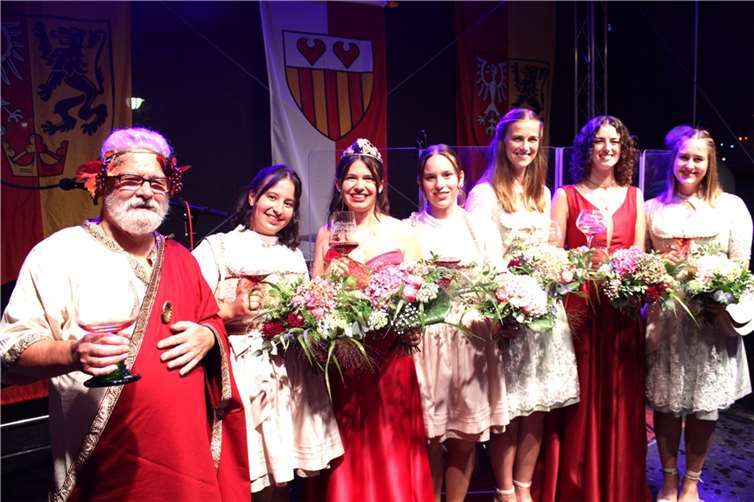 Geballte Bachemer-Weinmajestäten Power, von links: Bacchus Bernd Walter, Weinprinzessin MichelleSpillner, Weinkönigin Laura Assenmacher, Weinprinzessin Katharina Bongart sowie das scheidendeWein-Trio Prinzessin Jana Kurth, Weinkönigin Meret Kurth und Prinzessin Carmen Krämer. Fotos: DU