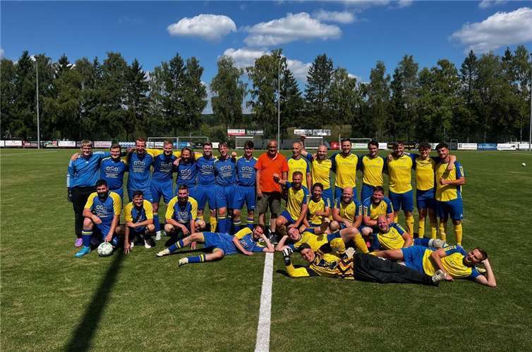 Geballte blau-gelbe Fußball-Power beim traditionellen Derby „Oberdorf gegen Unterdorf“.  Foto: DJK Müllenbach