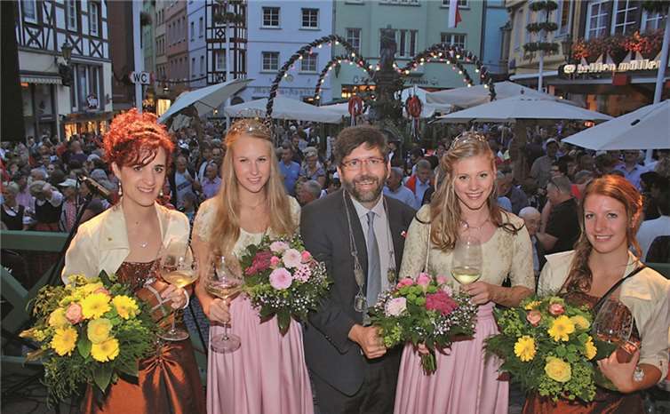 Geballter Charme - Stadtbürgermeister Wolfgang Lambertz im Kreise seiner scheidenden und neuen Cochemer Weinmajestäten. TE