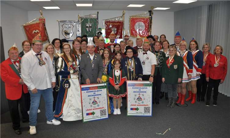 Geballter Frohsinn im Rathaus: Bürgermeister Holger Jung begrüßt die Meckenheimer Prinzessinnen, ihre Gefolge sowie Vertreterinnen und Vertreter aller Karnevalsgesellschaften zum Tollitätenempfang. Foto: Stadt Meckenheim