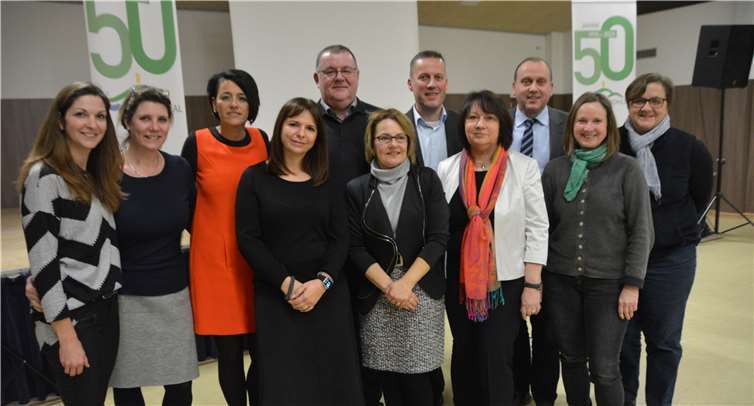 Geballtes Expertenwissen für die Dorferneuerung war in Oberdürenbach versammelt:(Von links nach rechts): Nadja Durben, Angelika Görres, Katja Müller, (VGV Brohltal); Julia Kaiser (Büro Stadtgespräche aus Kaiserslautern); Rolf Braun (Ministerium des Innern); Christiane Hicking (Planungsbüro Hicking aus Adenau); Reinhardt Paulus (ADD); Elisabeth Dahr (Ortsbürgermeisterin Oberdürenbach); Johannes Bell (Bürgermeister der VG Brohltal); Petra Kardinal (VGV Brohltal); Angelika Petrat (Dorferneuerungsbeauftrage Kreisverwaltung Ahrweiler).Foto: BE