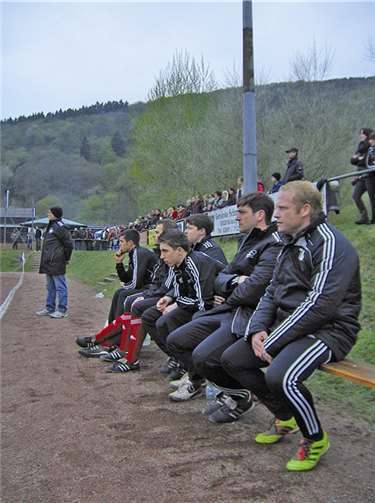 Gebannt beobachteten die Ersatzspieler und wieder fast 200 Zuschauer das Derby der SG Ahrtal I gegen Dernau.Privat