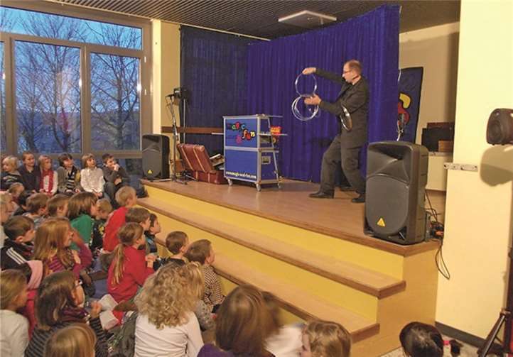 Gebannt beobachteten die Kinder die Show der Magier. privat