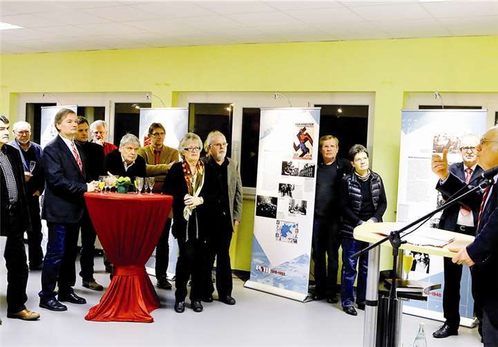 Gebannt folgten die Gäste der Ausstellungseröffnung den Ausführungen von Bernd Faulenbach.