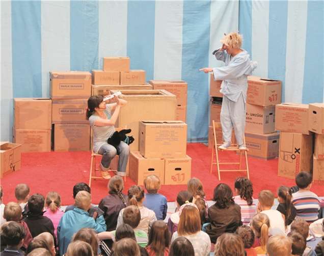 Gebannt folgten die Grundschüler dem Theaterstück „Ganz schön blöd!“ Stadt Mayen