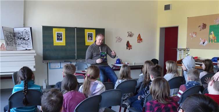 Gebannt lauschen die Grundschüler dem Autor.privat