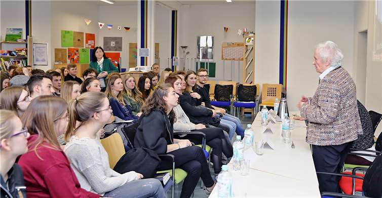 Gebannt lauschen die Gymnasiasten den bewegenden Berichten der Zeitzeugen.Foto: Dreschers