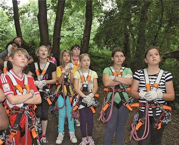 Gebannt lauschen die Schüler den Instruktionen des Trainers für die luftige Höhe. OGS Meckenheim