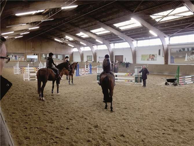 Gebannt lauscht die Reiterjugend des RZV den Ausführungen des Meisters Klaus Reinacher. privat