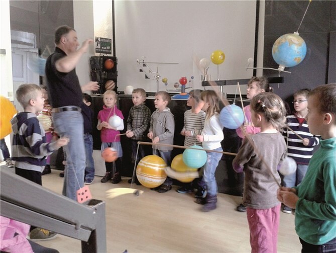 Gebannt lauschten die Kinder den spannenden Erklärungen.privat